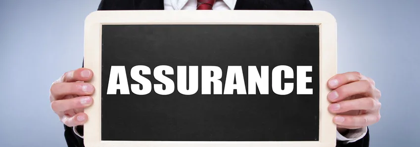 ASSURANCE Homme en costume tenant une ardoise portant le mot « Assurance »