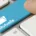Touche de clavier bleue marquée « Mutuelle » sous un doigt
