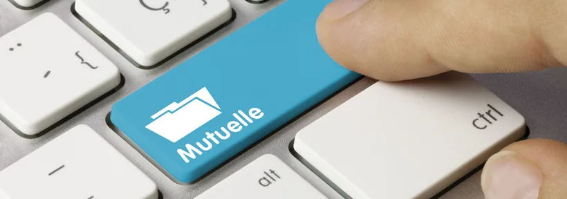 Touche de clavier bleue marquée « Mutuelle » sous un doigt
