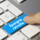 Touche de clavier bleue marquée « Épargne retraite » sous un doigt