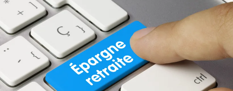 Touche de clavier bleue marquée « Épargne retraite » sous un doigt
