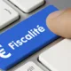 Touche de clavier bleue marquée « Fiscalité » avec le symbole euro, sous un doigt