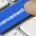 Touche de clavier bleue marquée « Financement » sous un doigt, pour l'assurance emprunteur