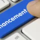 Touche de clavier bleue marquée « Financement » sous un doigt, pour l'assurance emprunteur