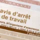 Formulaire d'avis d'arrêt de travail de l'assurance maladie, en gros plan