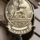Enseigne dorée de notaire de la République française sur une façade en pierre