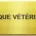 Plaque dorée « Clinique vétérinaire » vissée aux quatre coins