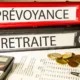 Classeurs « Prévoyance » et « Retraite » posés sur des relevés chiffrés, pièces et calculatrice