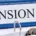 Classeur bleu étiqueté « Pension » posé à plat sur un bureau