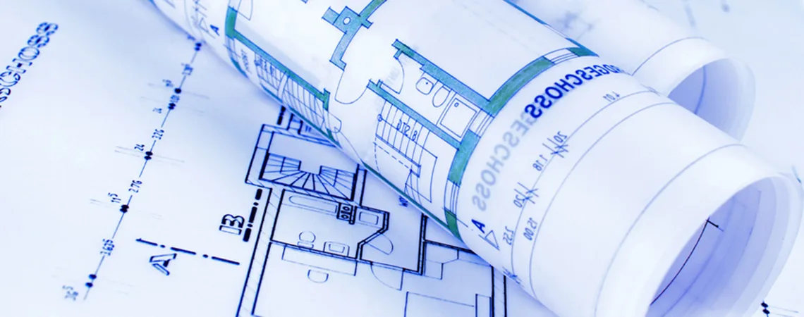 Plans d'architecte roulés posés sur une table, pour l'achat des murs de la clinique Plans d'architecte roulés posés sur une table, pour l'achat des murs de la clinique