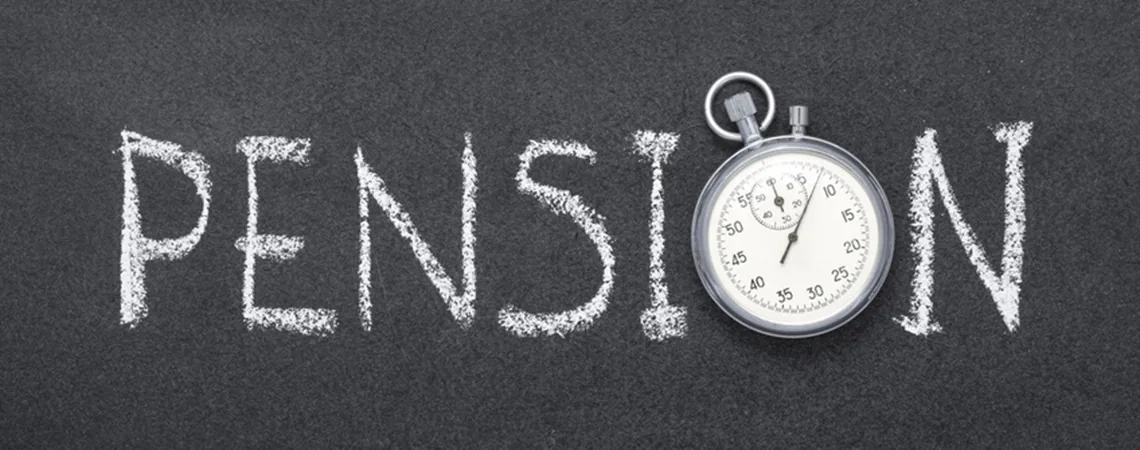 Chronomètre intégré au mot « Pension » écrit à la craie sur un tableau noir